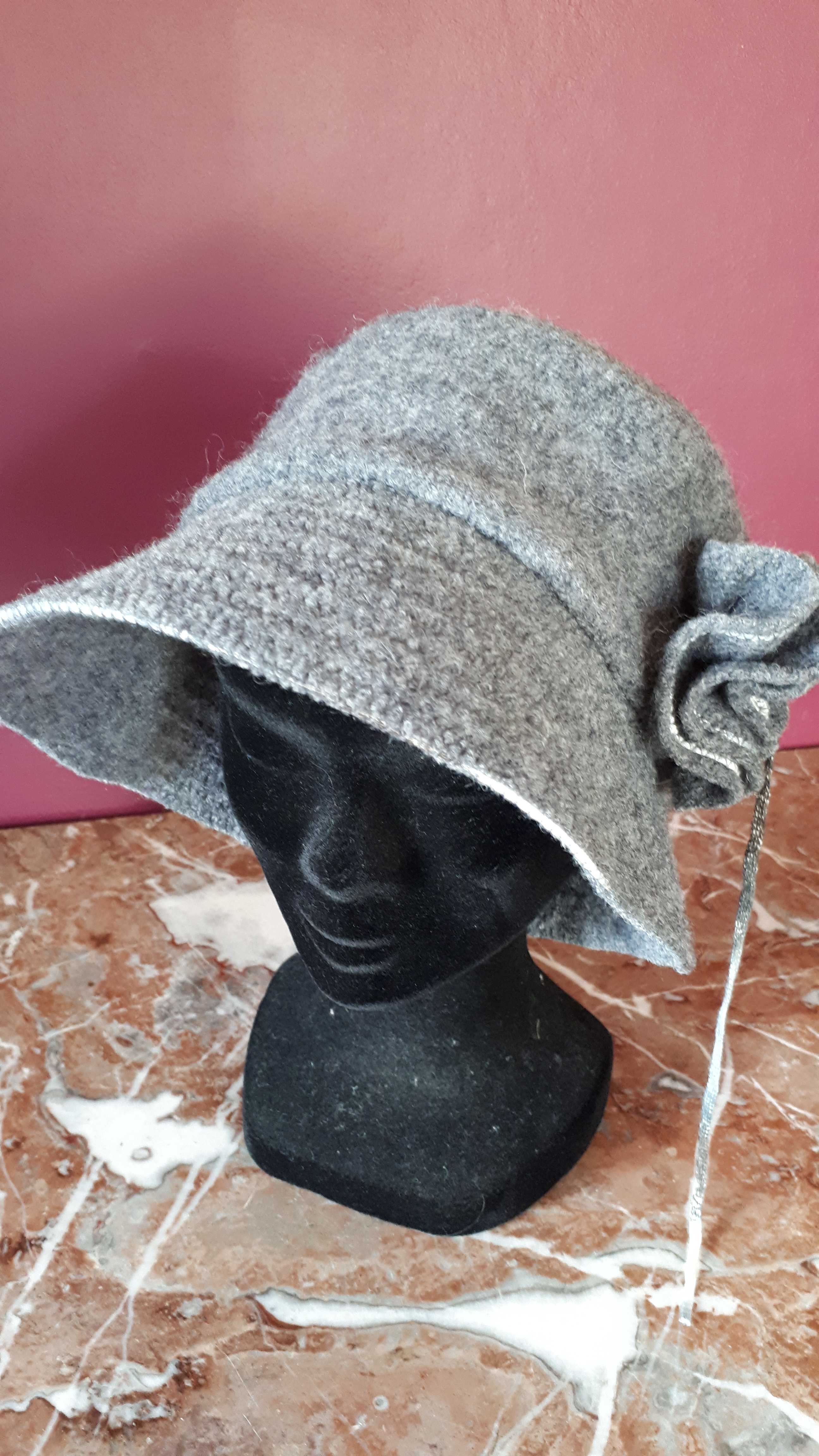 Chapeaux en laine bouillie